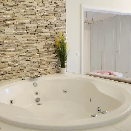 Altus Near Ericeira With Swimming Pool, Jacuzzi And 2 Games Cambaia