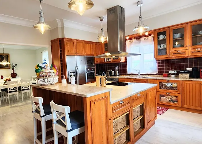 Altus Near Ericeira With Swimming Pool, Jacuzzi And 2 Games Villa *