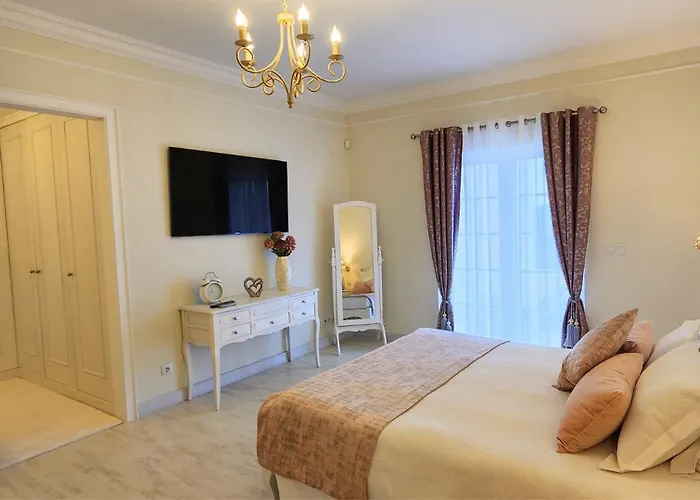 Altus Near Ericeira With Swimming Pool, Jacuzzi And 2 Games Villa *