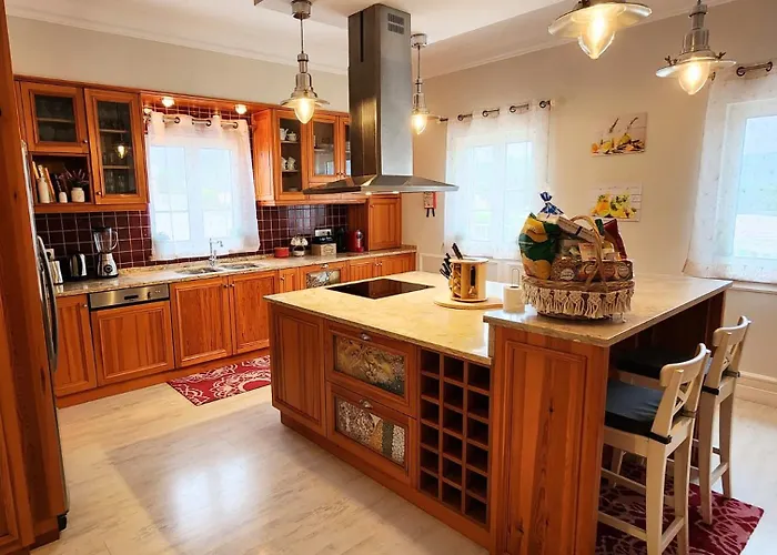 Altus Near Ericeira With Swimming Pool, Jacuzzi And 2 Games Villa *